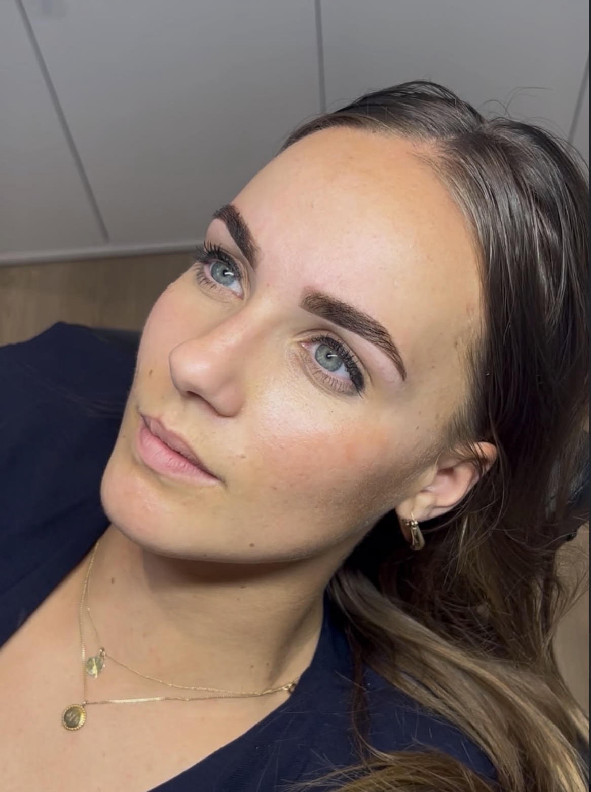 Close-up van wenkbrauwen na een behandeling bij Studio Nien